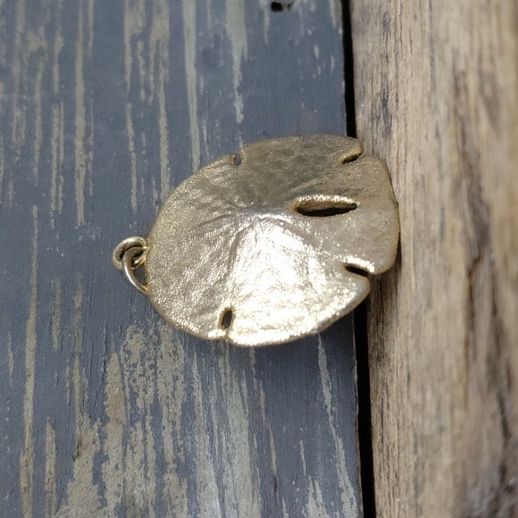 Sold!!!! 💥💥Vintage Gold Tone Sand Dollar Pendant Necklace - Picture 2 of 4